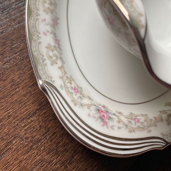 Noritake Edgewood China gravy boat
Vintage floral rose platinum trim attached un - Picture 4 of 8